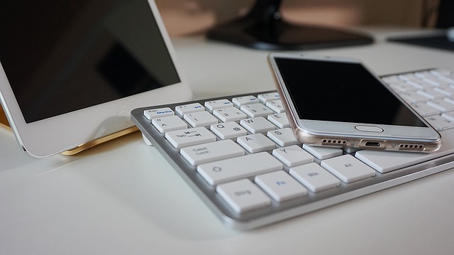 Auf dem Foto ist ein Tablet, eine Tastatur und darauf ein Smartphone zu sehen. Fotos: Pixabay